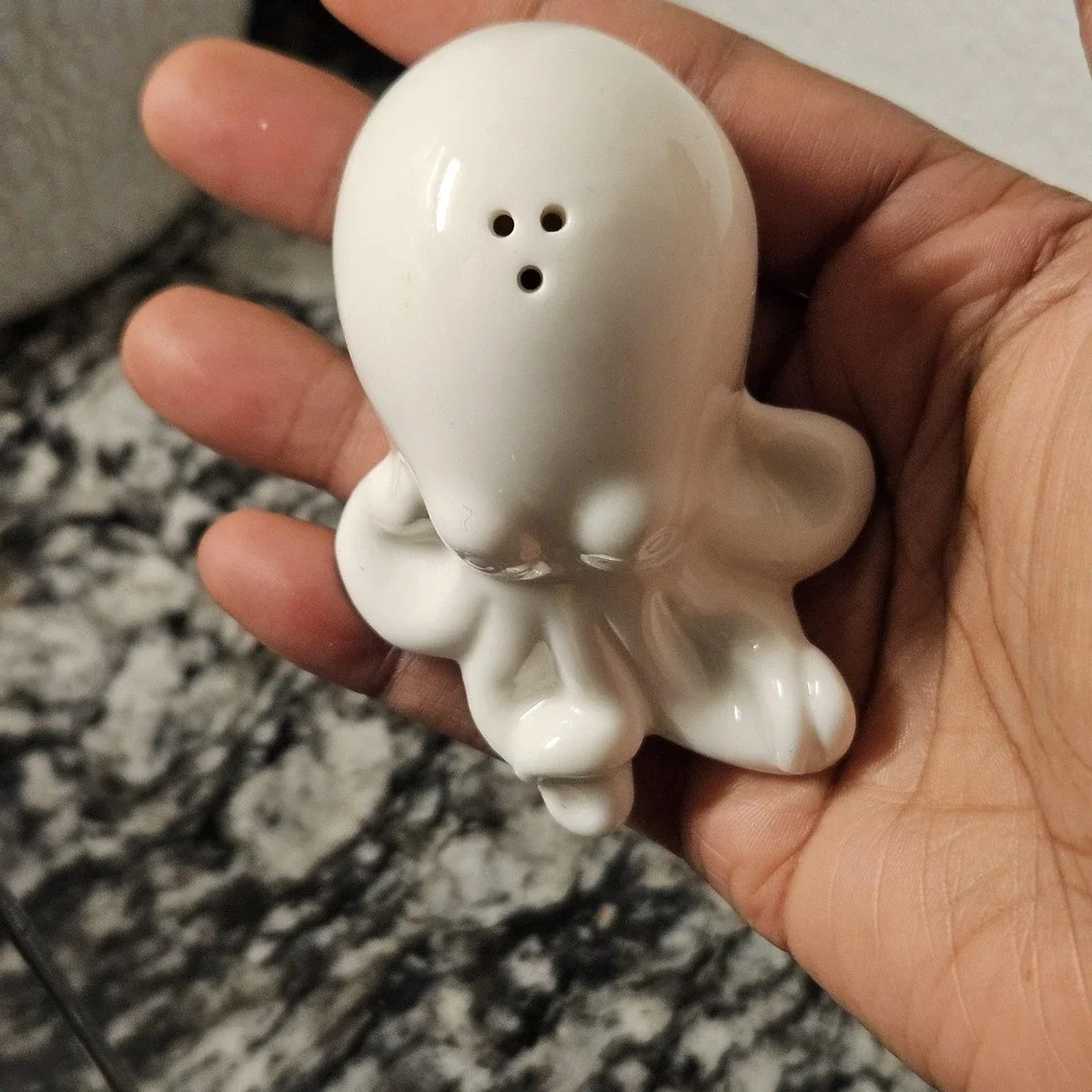 white ceramic octopus shaker‎